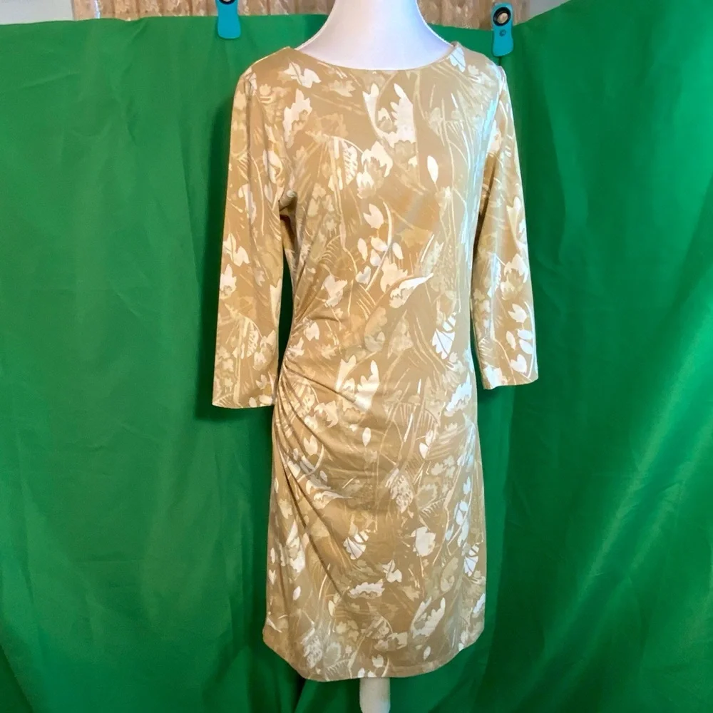 J McLaughlin Sage Dress Women M Beige White Ruched Side 3/4 Sleeve Sheath Dress - Picture 2 of 5